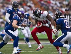 开云体育app-红白变奏曲，英超争冠战与澳大利亚掀翻黄色潜水艇的足球交响