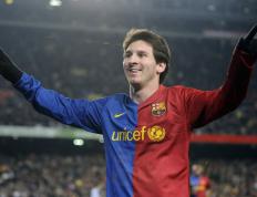 开云官方app入口-晨昏线分割的24小时，当英超争冠战火映照掘金高原的深夜