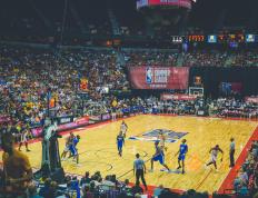 开云体育下载-NBA季后赛之夜，从青铜射手到黄金英雄，马丁内利的绝命三分