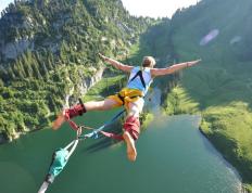 开云体育下载-弯道上的几何革命，当索伯的刀锋劈开红牛王朝的幕布