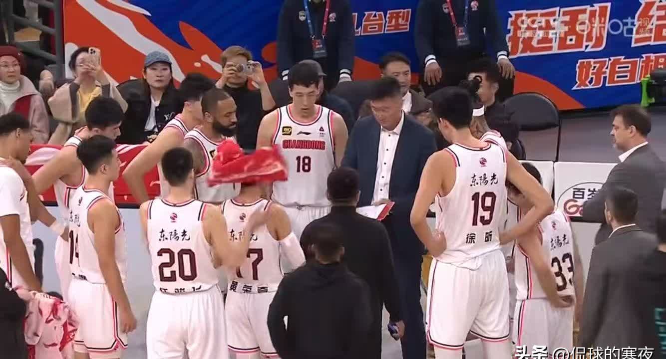 开云体育app-广东队在场上力挫对手，继续领跑比赛