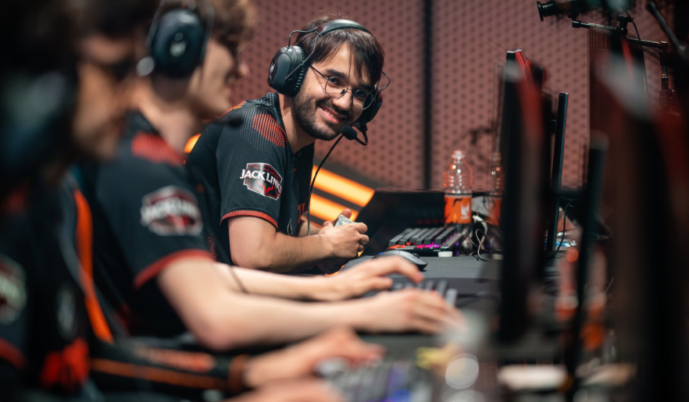 开云体育app-FNC鏖战MAD，Canyon开启传奇时刻激烈交锋八强赛，留下经典瞬间