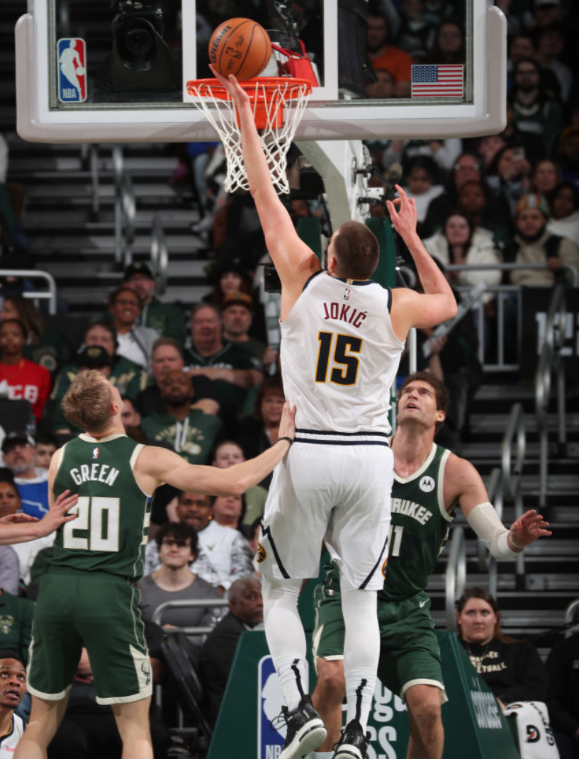 开云平台-雄鹿队客场逆转猛龙队，取得胜利