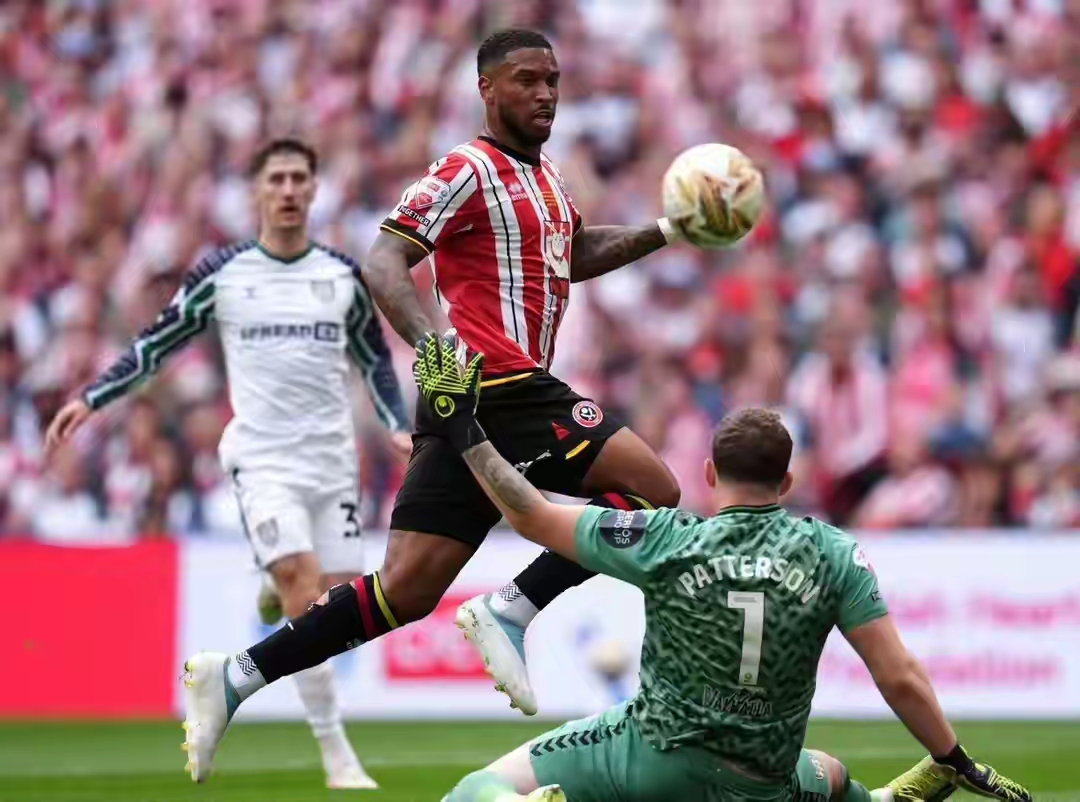 开云体育官网-谢菲联防守稳固获胜，英超保级形势日渐明朗