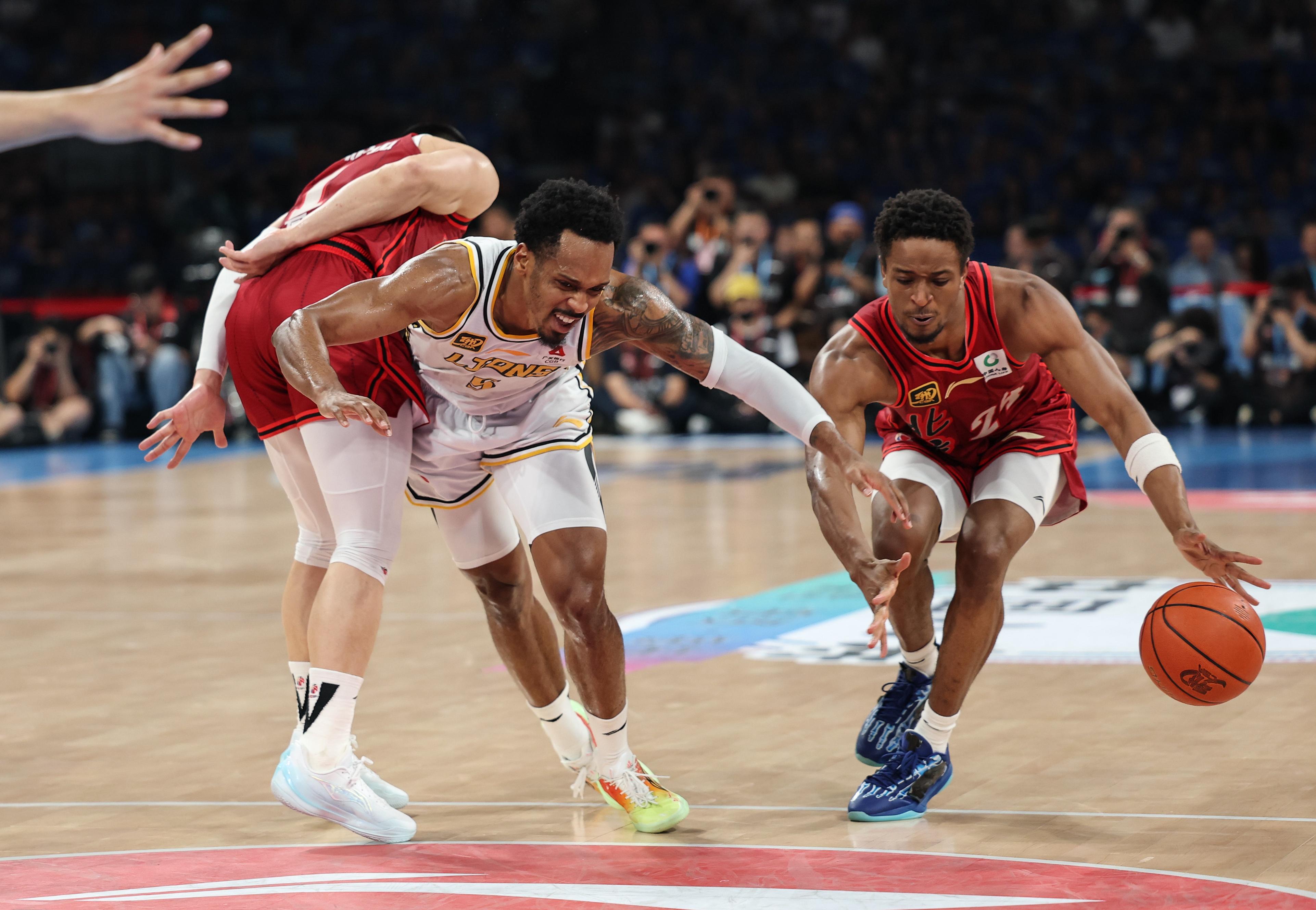 开云体育平台APP-顶尖球队强强对决,球场火花四溅