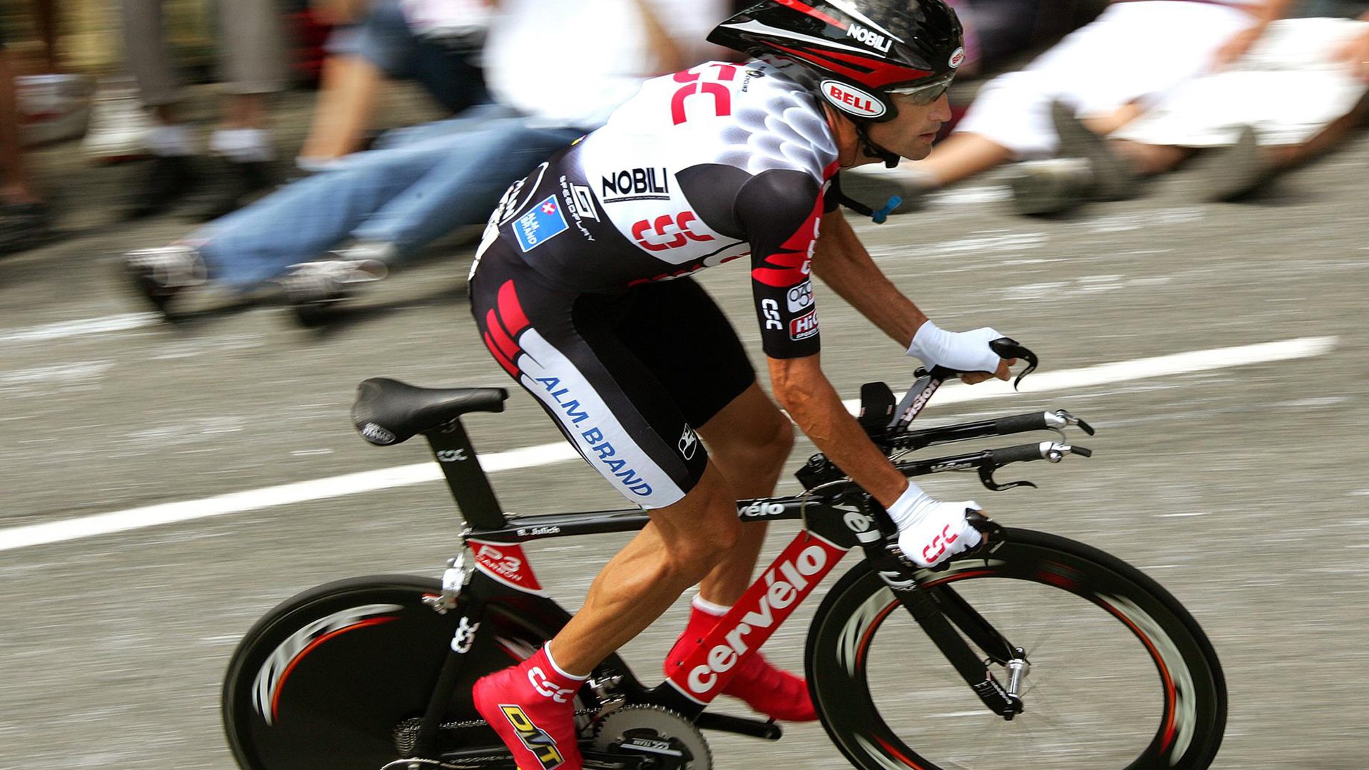 开云体育-赛道上的君主,汉密尔顿如何以红牛之矛,刺穿阿斯顿·马丁的不败金身