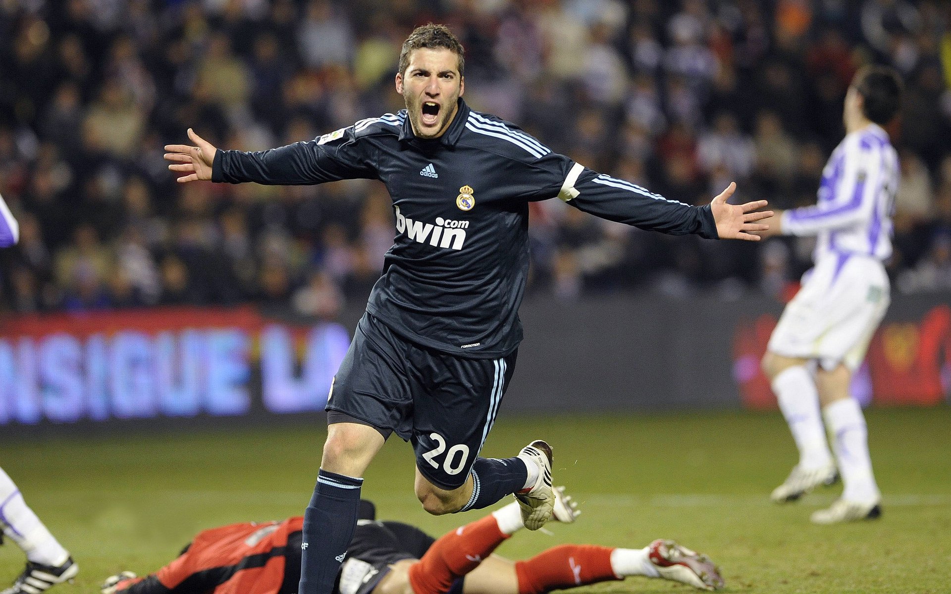 开云体育平台APP-安赛龙冰火两重天，羽球燃爆汉江岸，绿茵绝杀柏林墙